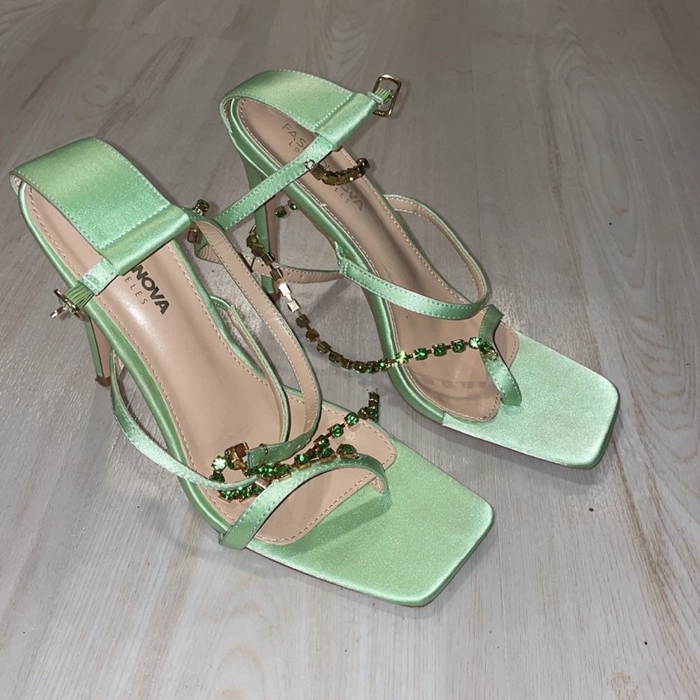 - Heels - Picture 6 of 8